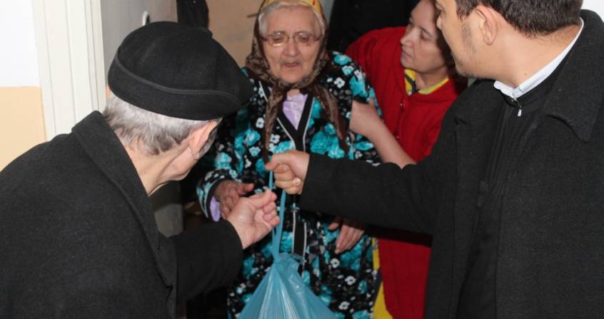 Parohia Iancu Vechi-Mătăsari oferă daruri de Sfintele Paști  pentru 120 de familii sărace - aprilie 2018