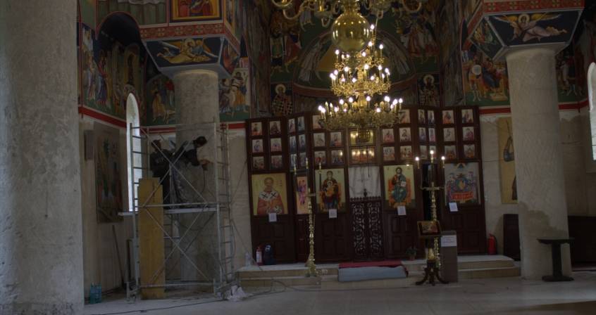 Lucrari de pregatire pentru placarea cu marmura a coloanelor din interior la biserica Iancu Vechi Matasari